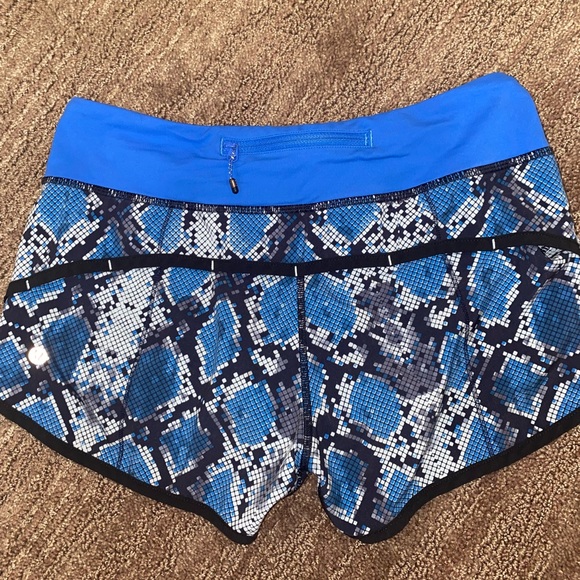 Lululemon Speed Up 2.5 shorts - Picture 2 of 3